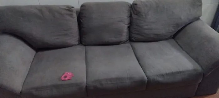 Sofá cinza aveludado seminovo