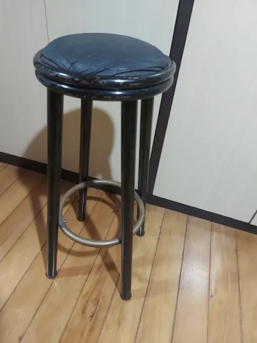 Banqueta alta ferro envelhecido e estofada