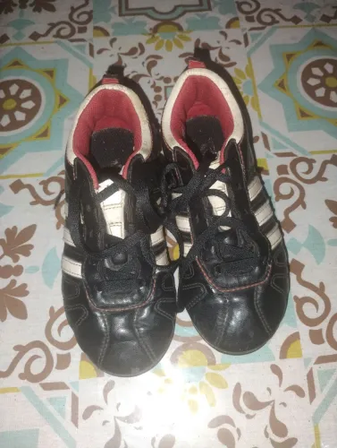 Vendo chuteira Adidas pra criança do tamanho 28 no Brasil e pra criança de 4 a 5 anos