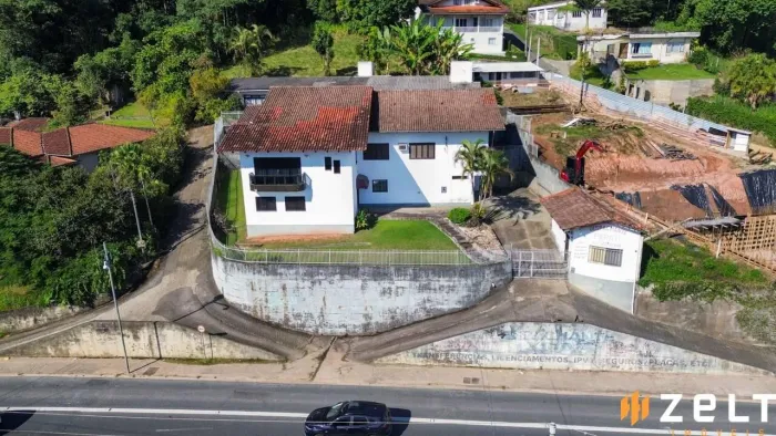 Casa com 4 dormitórios para alugar, 347 m² por R$ 6.000/mês - Victor Konder - Blumenau/SC