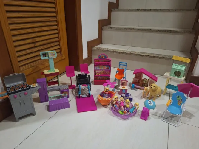 Cesto com diversos brinquedos e acessórios da Polly e Barbie