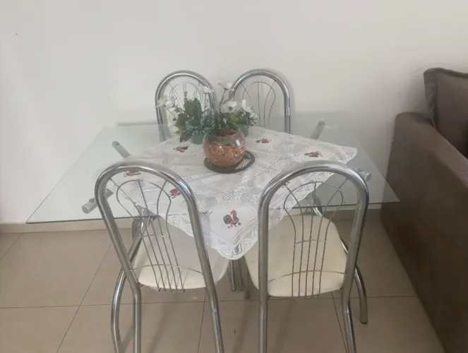 Mesa com 4 cadeiras