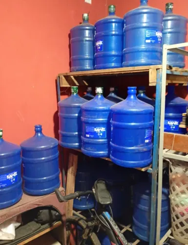 Vendo garrafão de 20 litros. Valor 20,00 reais cada.