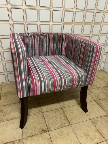 POLTRONA ESTOFADA LISTRADA