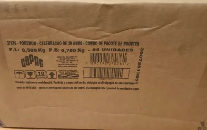 CASE LACRADA COM 06 UNIDADES DE COMBO DE BOOSTER DE CELEBRAÇÕES 30 ANOS DE POKÉMON