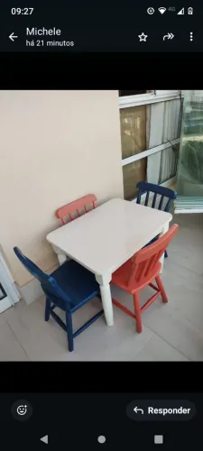Mesa infantil Tok Stok com 4 cadeiras . Mesa conservada e cadeiras com sinais de uso.  