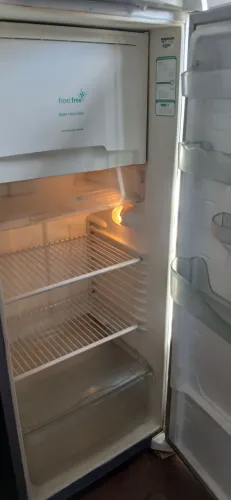 Vendo uma geladeira Consul frosfri gelando muito bem e conservada