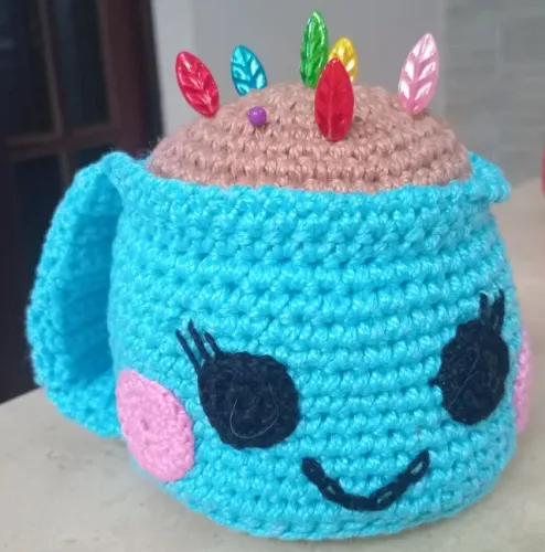 Porta agulhas e alfinetes Xicara Amigurumi em Crochê Azul Bochechinha Rosa