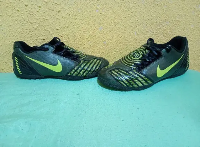Chuteira society infantil Nike total 90 (T90) número 35 com o bico costurado relíquia