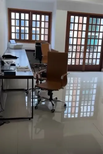 Móveis de escritório, 4 cadeiras, 3 mesas e um quadro branco