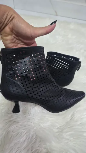 Bota Cano CURTO vazada Ceconello.