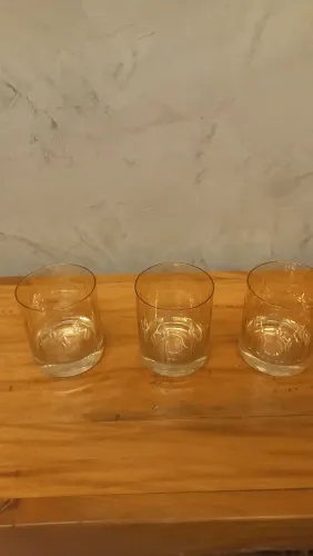 Três copos whisky cristal âmbar, fundo grosso, sem lascas, lapidado, on the rocks.
