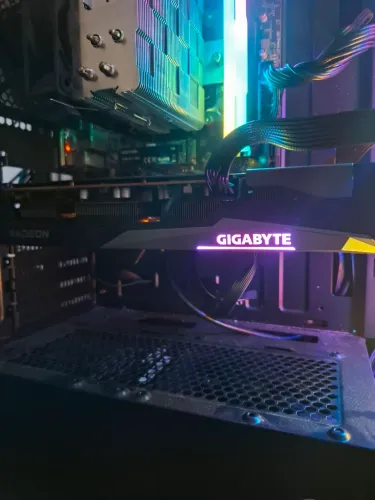 Placa de Vídeo Gigabyte AMD Radeon RX 7600 8GB (Triple Fan / RGB) - 6 Meses de Uso