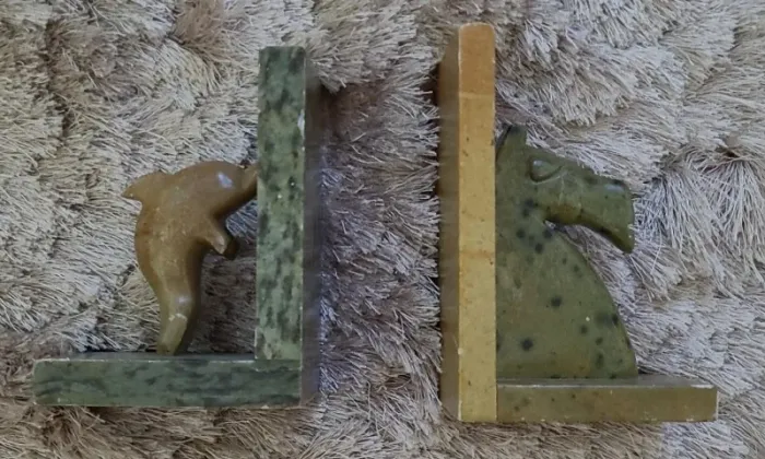 Aparador de livros em pedra