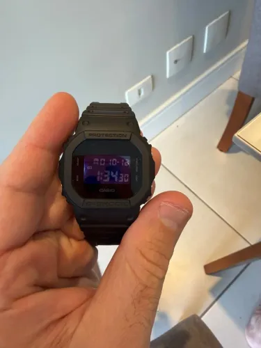 Esse é o *Casio G-Shock DW-5600UBB-1JF - Blackout*.