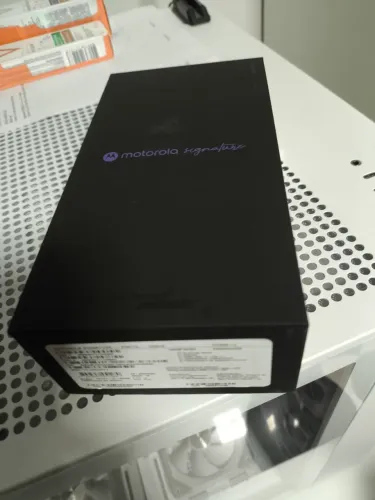 Motorola Signature 5G 512GB Preto 12GB RAM Tela 6,8" Câm. Traseira 50+50+50MP Frontal 50MP