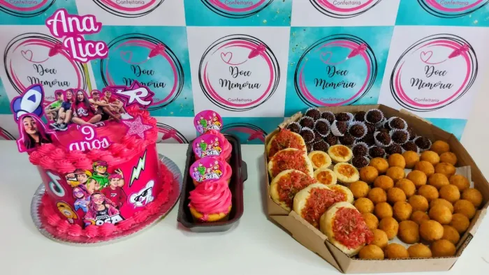 Kit completo, bolo, salgados, docinhos,mini pizza,empadas, canudos 