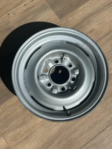 Desapego Uma roda Chevrolet c10 d10 veraneio com presilhas e bico 