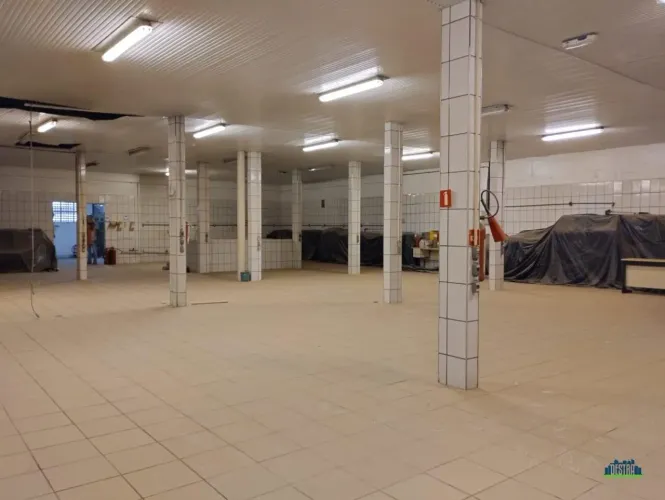 COMPRE PRÉDIO COM GALPÃO DE 900m²