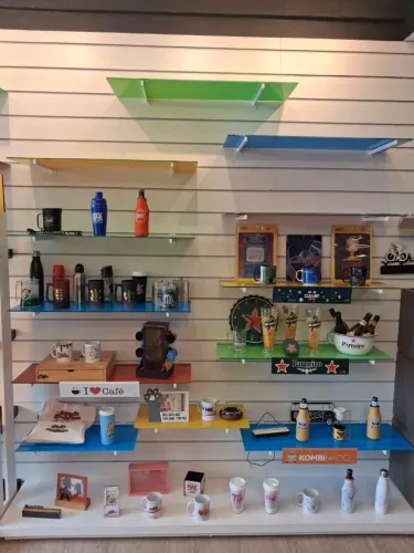 Vendo prateleiras de vidro com mão francesa