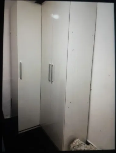 VENDE-SE GUARDA-ROUPA