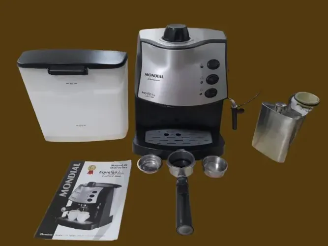 Vendo Cafeteira Mondial Usada com reservatório de água quebrado.