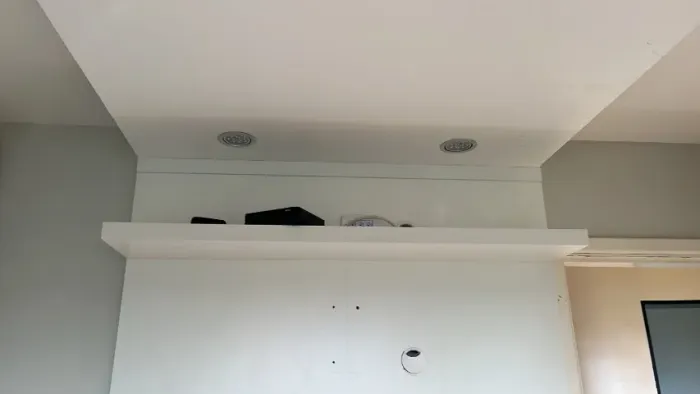Painel de TV Branco Planejado com Prateleira (MDF) - Clean e Versátil