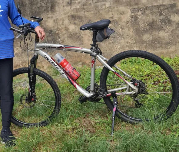 Bicicleta SPECIALIZED HardRock aro 26, freio a disco, câmbio SRAM 3x8, bike registrada.