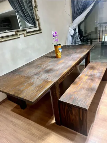 Mesa e bancos em madeira 