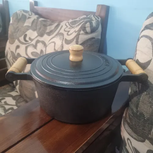 Panela de ferro com tampa
