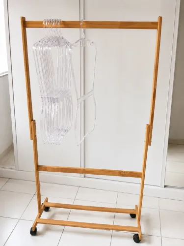 Arara de roupas com 8 cabides de corpinho