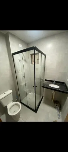 Box para banheiro, espelhos, gabinete para pias, portas sobre trilhos, janelas, varandas, 