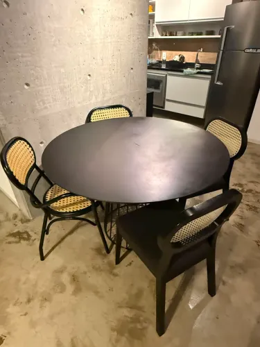 Mesa com 4 cadeiras tok stok 