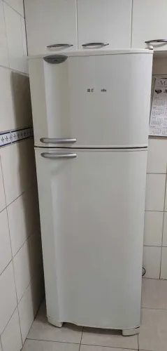 Geladeira Electrolux 110 volts funcionando a retirar ZN Vila Sabrina
