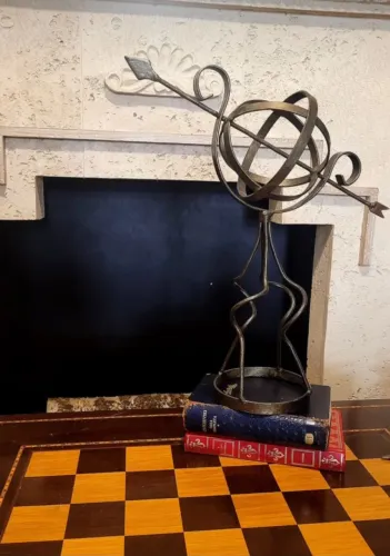 Grande esfera armilar decorativa em metal.