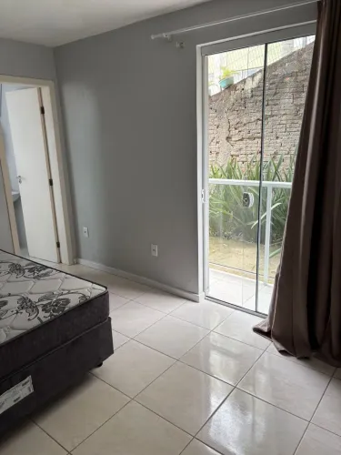 ALUGO STUDIO com SACADA há 100 metros da UFSC