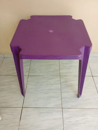 Vendo mesa com 4 cadeiras de plástico