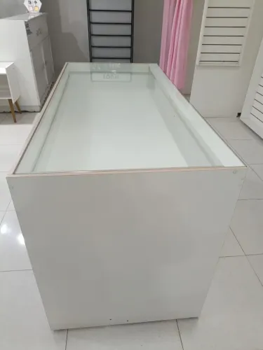 Mesa com gaveteiro para loja
