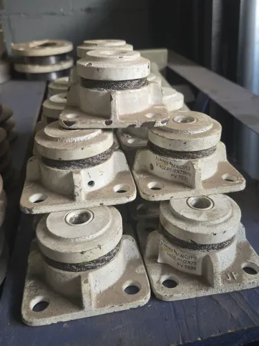 Amortecedor metálico com fixação no piso