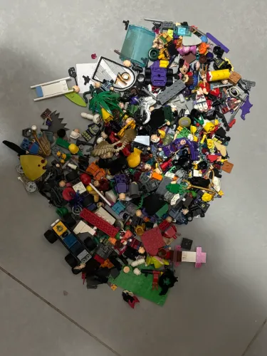 Lote com 130+ Acessórios LEGO e Compatíveis - Capacetes, Armas, Cabelos e Mais