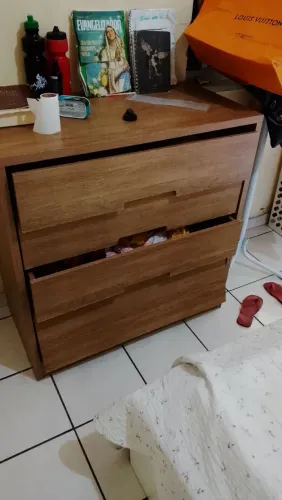 Vendo cômoda de madeira ,só ajeitar um trilho em uma gaveta 
