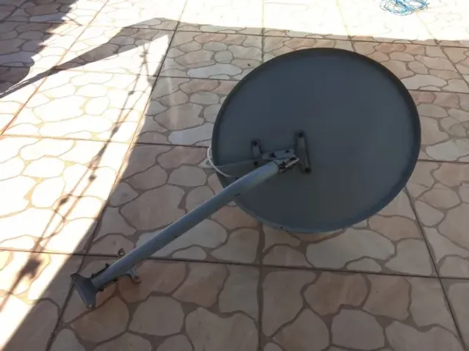 Antena Parabólica Direcional com Mecanismo de Posicionamento
