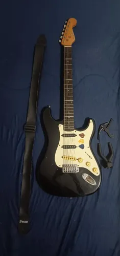 Guitarra Rockson Stratocaster HSS Preta + Correia + Capotraste