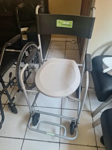 Cadeira de banho + comadre hospitalar