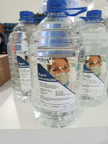 Água deionizada/desmineralizada 