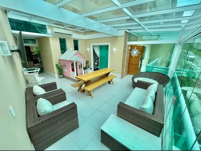 Casa de condomínio para venda tem 300 metros quadrados com 3 quartos