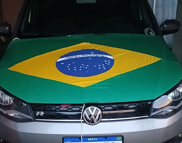 Bandeira do Brasil de carro