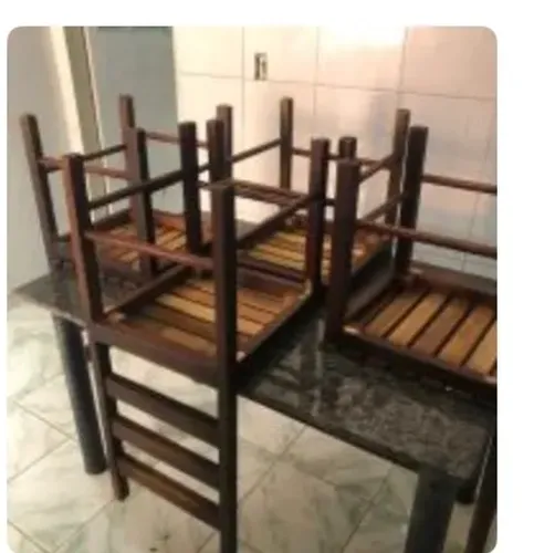 Mesa de mármore com cadeira de madeira
