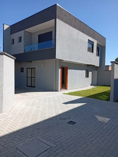 Excelente sobrado com ótimo padrão de construção, localizado em região tranquila, segura.