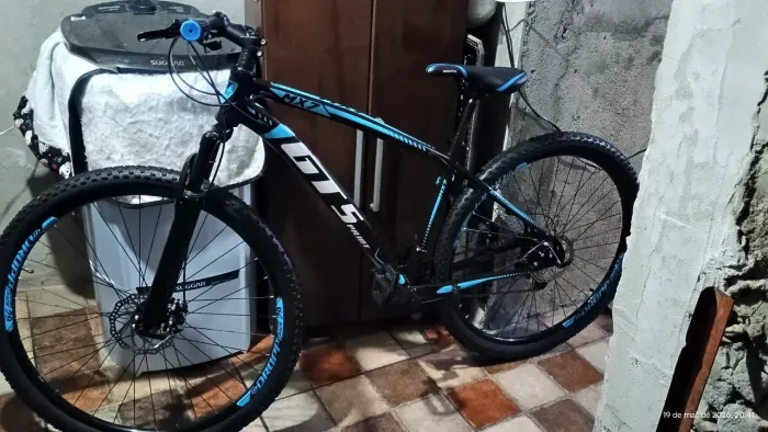 Vendo bicicleta aro 29 quadro de alumínio freio a disco tá novinha